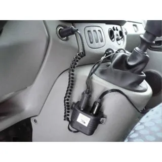 PUNJAČ ZA KOLA SA 2 IZLAZA ZA UPALJAČ 