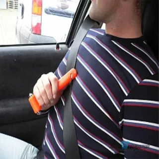 ČEKIĆ ZA RAZBIJANJE SIGURNOSNOG STAKLA SA NOSAČEM I NOŽEM SA SEČENJE SIGURNOSNOG POJASA 