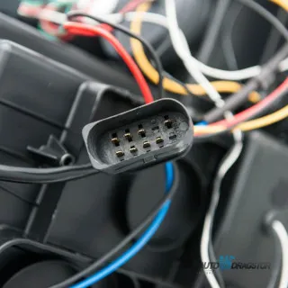 VW GOLF 7 2012-2017 FAROVI ZATAMLJENI SA CRVENOM LINIJOM-SET 2 KOM 