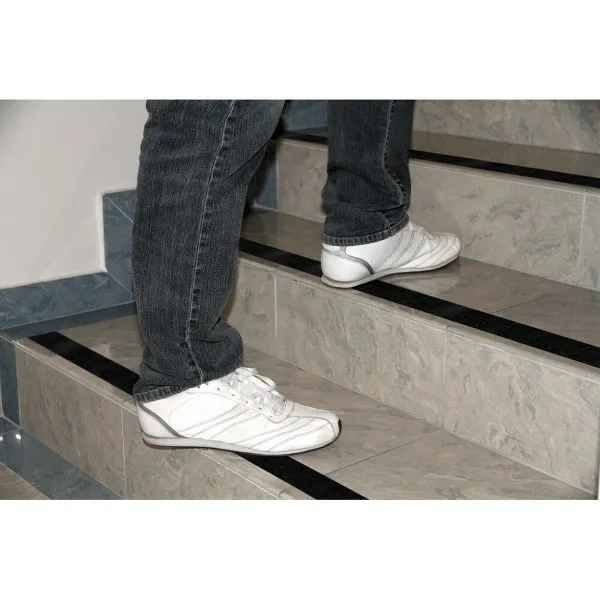 PROTIVKLIZNA TRAKA ZA STEPENICE CRNA 50MMx5M 