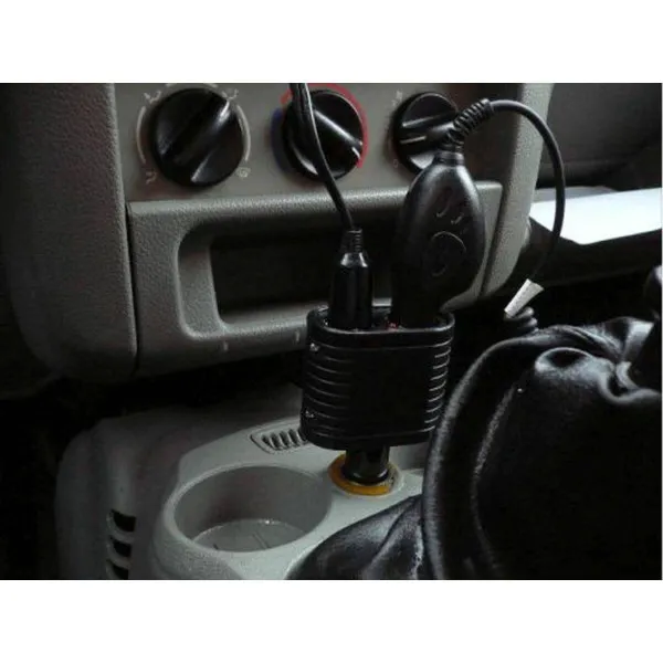 PUNJAČ ZA KOLA SA 2 ULAZA ZA UPALJAČ 