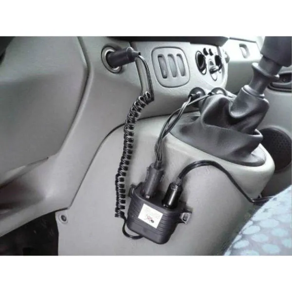 PUNJAČ ZA KOLA SA 2 IZLAZA ZA UPALJAČ 