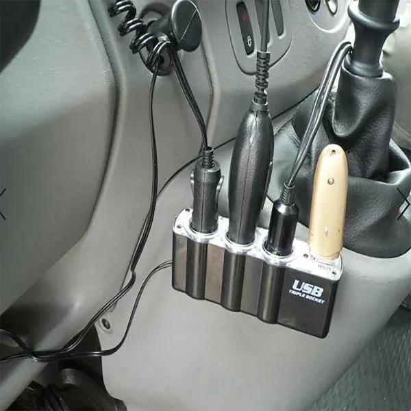 PUNJAČ ZA KOLA SA USB ULAZOM I 3 ULAZA ZA UPALJAČ 